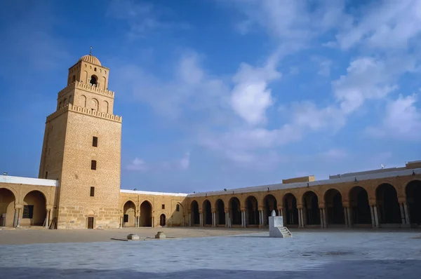 Большая Мечеть Кайруанского Двора Минаретом Городе Кайруан Тунисе Известная Мечеть — стоковое фото