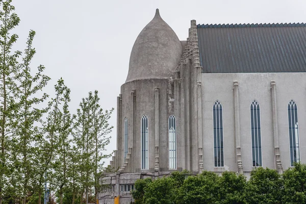Πλάγια Όψη Της Hallgrimskirkja Λουθηρανικής Εκκλησίας Στο Ρέικιαβικ Ισλανδία — Φωτογραφία Αρχείου