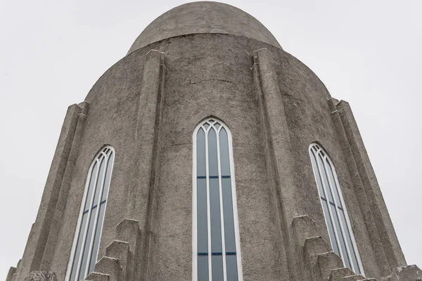 アイスランドのレイキャビクでハットルグリムス ルーテル教会の側面図 — ストック写真