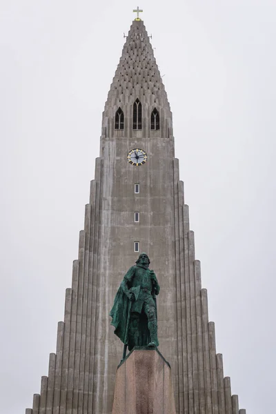 Monument Leif Erikson Devant Église Luthérienne Hallgrimskirkja Reykjavik Islande — Photo