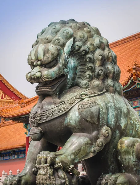 北京紫禁城最高和谐门前狮子雕像的详细情况 — 图库照片