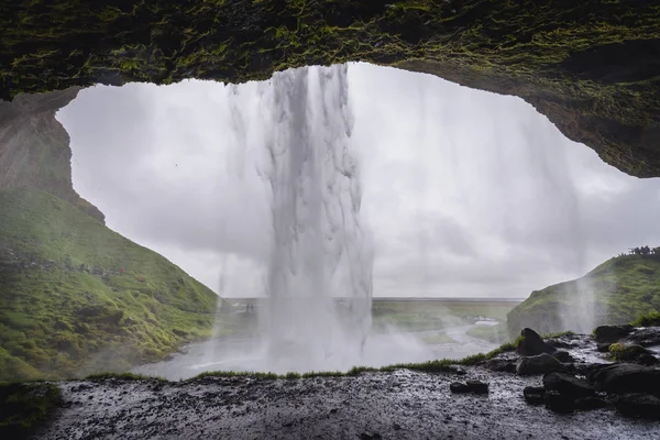 Izland Híres Seljalandsfoss Vízesés Mögött Egy Kis Barlang Kilátás — Stock Fotó