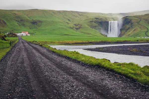Vista Distância Famosa Cachoeira Skogafoss Localizada Parte Sul Islândia — Fotografia de Stock