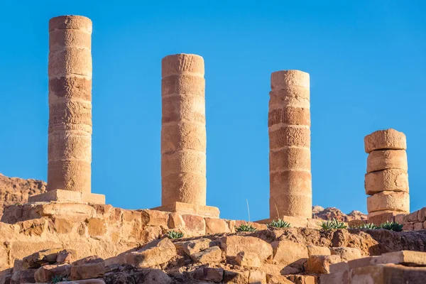 约旦佩特拉古城的大庙柱 — 图库照片