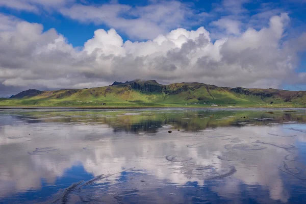 Dyrholaos mynning i Island — Stockfoto