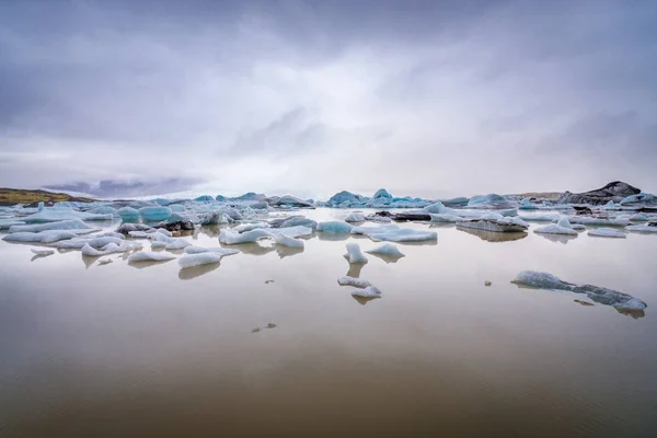 Lago ghiacciaio chiamato Fjallsarlon — Foto Stock