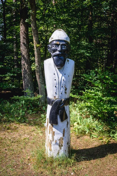 Escultura de madera en el pueblo de Siemiany — Foto de Stock