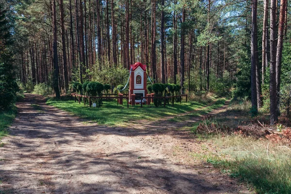 ポーランドの路傍の神社 — ストック写真