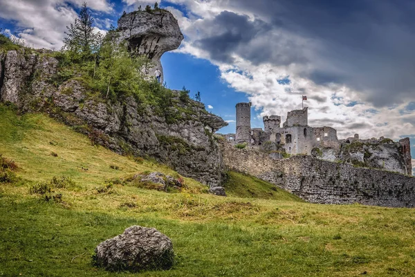 Castillo de Ogrodzieniec en Polonia — Foto de Stock