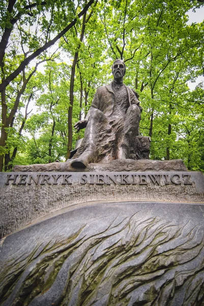 Standbeeld van henryk sienkiewicz — Stockfoto