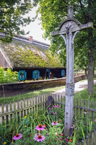 Vieille croix de chemin en bois — Photo