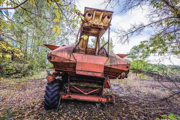 Colheitadeira na zona de Chernobyl — Fotografia de Stock