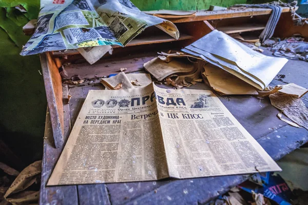 Antiguo periódico en la zona de Chernobyl — Foto de Stock