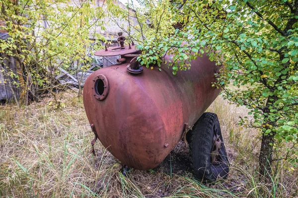 Іржава цистерна в Чорнобильській зоні. — стокове фото