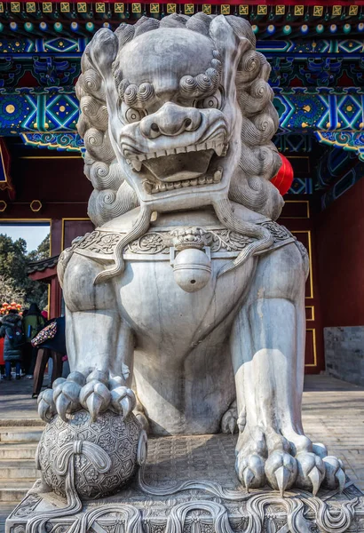 Peking China Februar 2019 Traditionelle Figur Des Kaiserlichen Wächterlöwen Neben — Stockfoto