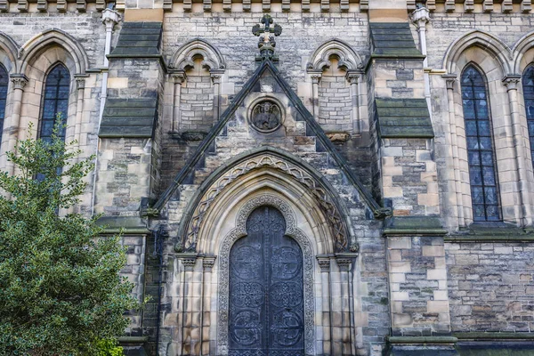 英国苏格兰爱丁堡新城的苏格兰圣玛丽主教座堂的侧面立面 — 图库照片