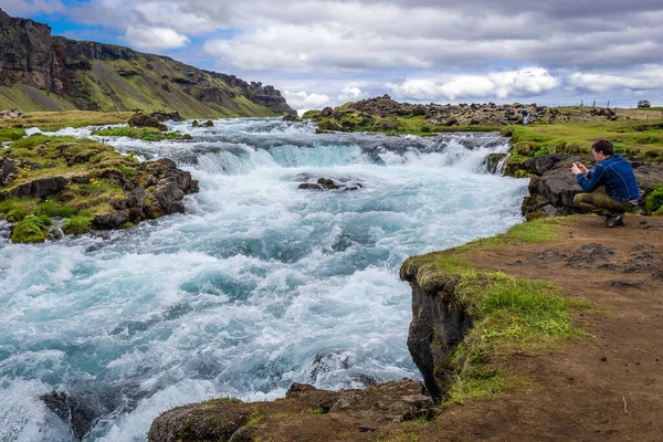 Southern Region Island Juni 2018 Tourist Blickt Auf Namenlosen Wasserfall — Stockfoto