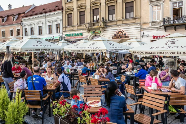 Brasov Romania Luglio 2019 Turisti Ristoranti Situati Piazza Del Consiglio — Foto Stock