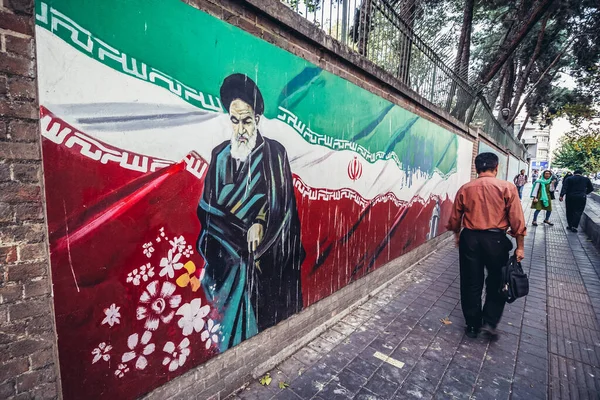 Teheran Iran Oktober 2016 Man Passeert Naast Beroemde Muur Van — Stockfoto