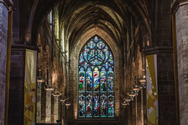英国エディンバラ市のセント ジャイルズ大聖堂のステンドグラス — ストック写真