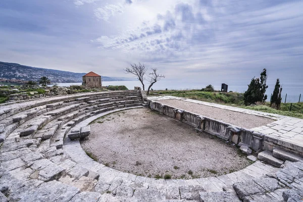 世界最古の都市の一つであるレバノンのビブロスの考古学遺跡で古代ローマ劇場の遺跡 — ストック写真