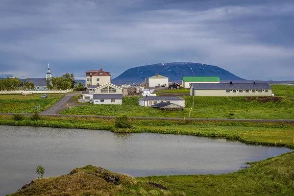 アイスランドのSkutustadir 2018年6月19日 Skutustadir Skutustadagigar擬似クレーター地域から見られる小さな村 — ストック写真