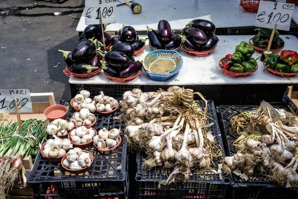 Knoflook Aubergines Een Markt Het Carlo Alberto Plein Catania Stad — Stockfoto