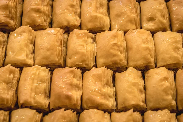 Gros Plan Sur Une Assiette Avec Type Bonbons Arabes Baklava — Photo