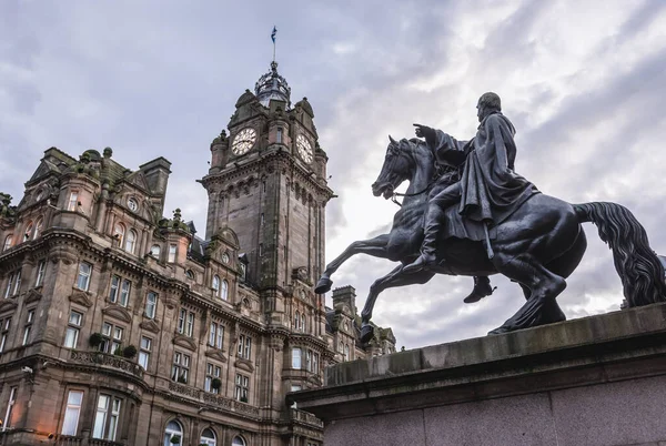 Memorial Iron Duke Front Balmoral Hotel Edinburgh City Scotland — Stock Photo, Image