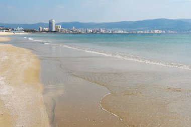 Açık deniz suyu ve Sunny Beach Bulgar beldesi sahil panoramik manzaralı bir kumsalı.