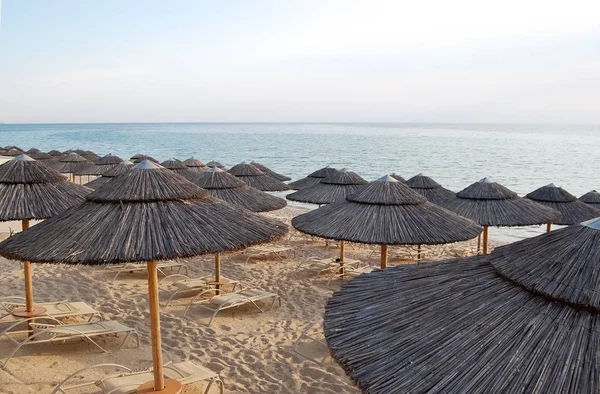 Stro Parasols Ligstoelen Het Strand Griekenland Avond — Stockfoto