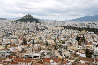 Atina, Yunanistan - 29 Mart 2015: Panoramik Atina ve Lycabettus Hill bahar. Lycabettus Hill merkezi Atina'nın en yüksek noktası..