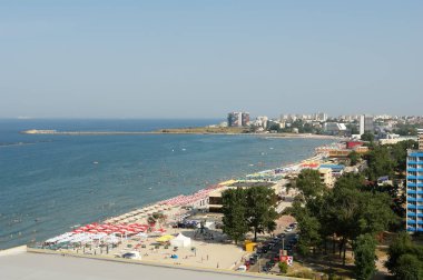 Köstence, Romanya - 4 Temmuz 2012: Panoramik manzaralı sahile Mamaia Karadeniz tatil köyü kumsalları ile.