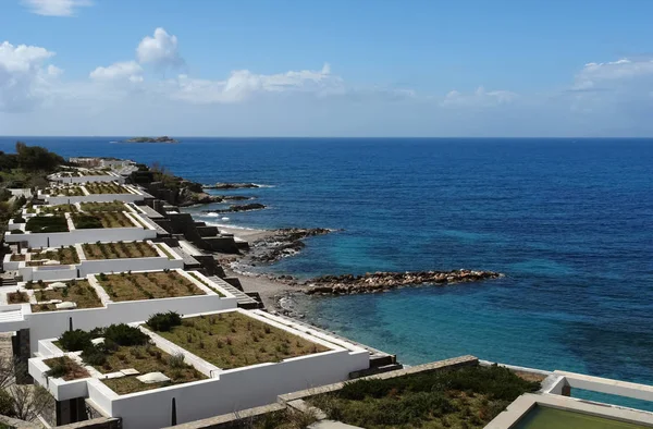 Lagonissi 2015年3月28日 海滩的看法 蓝色海并且现代别墅豪华酒店 Lagonissi 在春季 图库图片