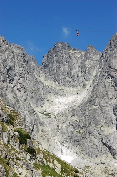 Berglandschaft Und Rote Seilbahn Hinauf Zum Schmied Der Hohen Tatra — Stockfoto