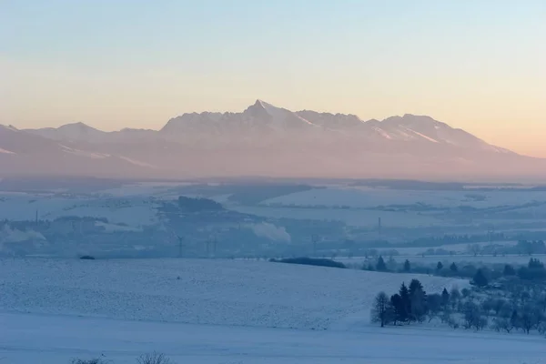 Malerischer Blick Auf Schneebedeckte Felder Und Sonnenaufgang Der Hohen Tatra — Stockfoto