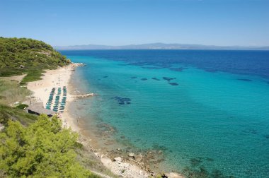 Kumsalı ve kristal berrak turkuaz denizi, Halkidiki Yarımadası, Yunanistan Tepesi'nden görüntülemek.