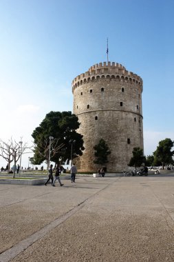 Thessaloniki, Yunanistan - 08 Şubat 2014: Görünüm alanı ve beyaz kule Waterfront Thessaloniki, Yunanistan.
