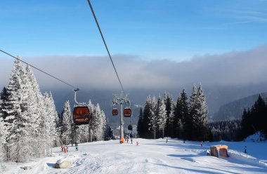 Jasna, Slovakya - 25 Ocak 2017: Görünüm kayak pisti, teleferik ve alçak bulutlar Jasna ski resort, düşük Tatras, Slovakya.