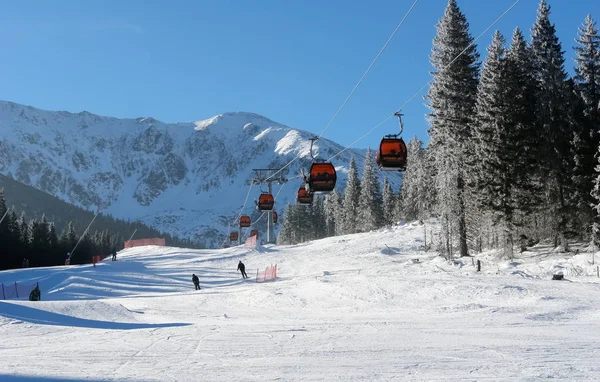 斯洛伐克贾斯纳 2017年1月25日 在斯洛伐克 Low Tatras 的贾斯纳滑雪场的山坡上 在阳光明媚的日子里 缆车房和滑雪者 — 图库照片