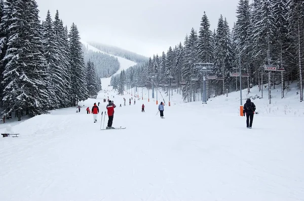 斯洛伐克贾斯纳 2012年1月18日 斯洛伐克 Low Tatras 的滑雪胜地 Jasna 冬季滑雪场的滑雪坡和缆车的景色 — 图库照片