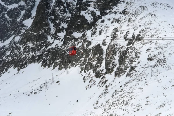 Tatranska Lomnica Eslovaquia Enero 2018 Cabina Roja Del Teleférico Lomnicky — Foto de Stock