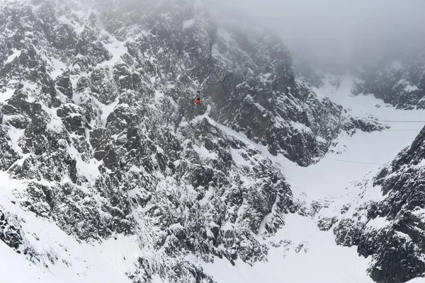 Cabine Teleférico Vermelho Lomnicky Stit Nuvem Branca Inverno High Tatras — Fotografia de Stock