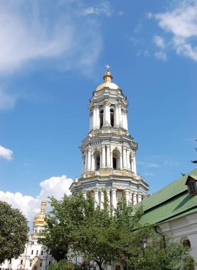 Kiev-Pechersk Lavra - Ukrayna'nın başkentinin en ünlü ve popüler yerler çan kulesi görünümünü.