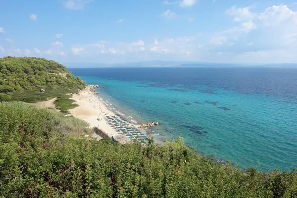 希腊哈尔基迪基半岛清澈的绿松石海和沙滩上的山上全景 — 图库照片