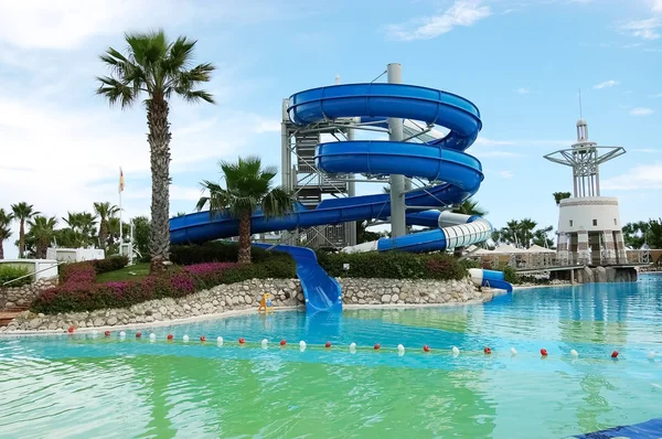 Schwimmbad und blaue Spiralwasserrutsche in einem Hotel, Türkei — Stockfoto