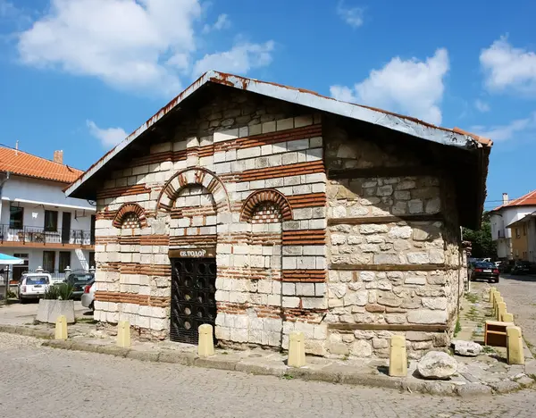 Antiga igreja de St. Todor em uma pequena rua na cidade velha de — Fotografia de Stock