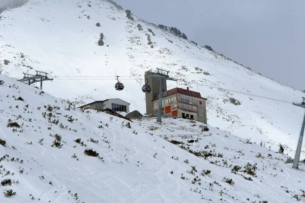 Bela vista do teleférico e estação Skalnate Pleso em Tat — Fotografia de Stock