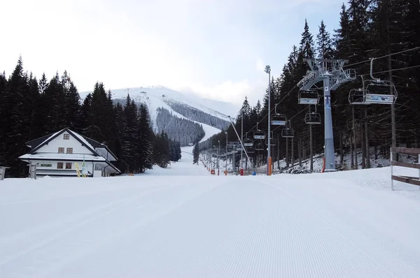 美丽的早晨山和滑雪场的看法在重新 — 图库照片