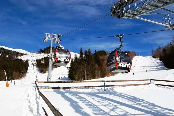 Hutten van de kabelbaan op het station en weergave van de ski-pisten — Stockfoto